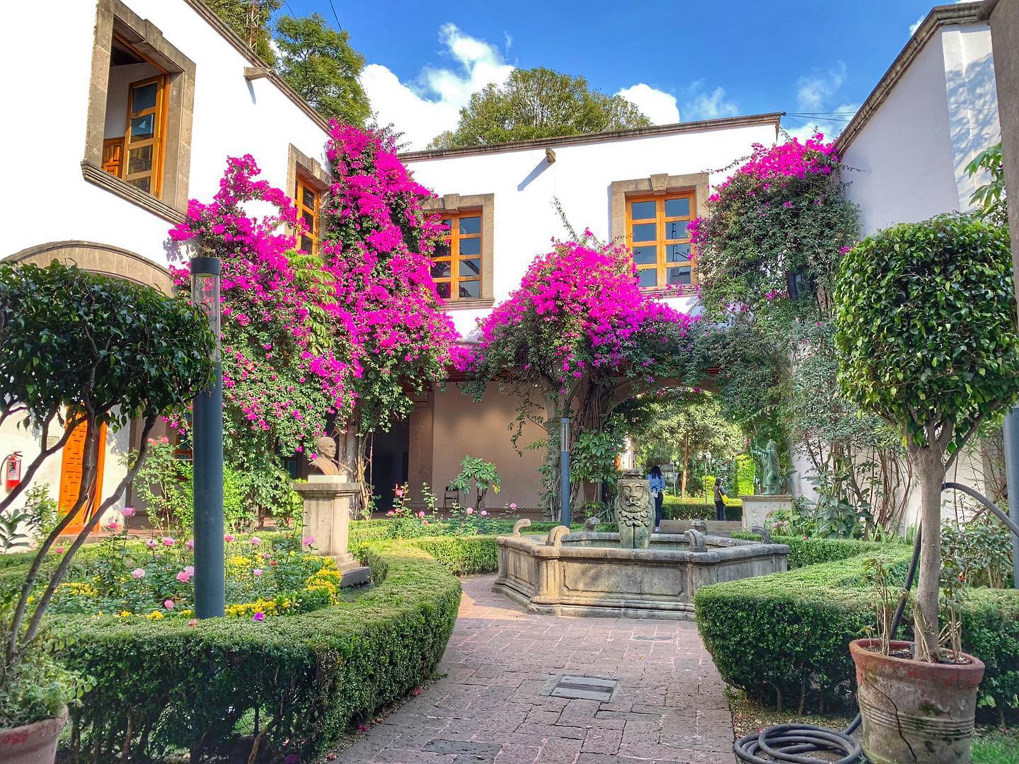 The Casa de Cultura Azcapotzalco in the Center of the Neighborhood