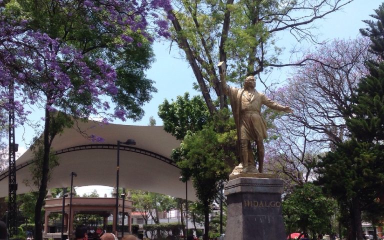 Jardín Hidalgo y el atrio de la catedral