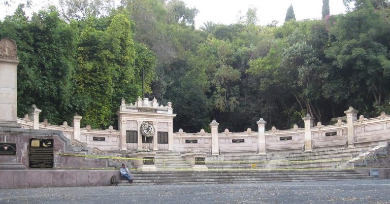 Tribuna Monumental a las Águilas Caídas